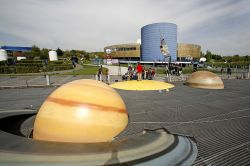 I pianeti in scala nel giardino della Città dello Spazio di Tolosa - foto copyright Cité de l'Espace