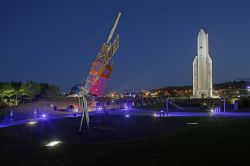 Tolosa: il giardino della Città dello Spazio visto alla sera - foto copyright Cité de l'Espace