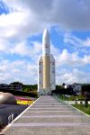 Una copia del razzo Ariane 5 esposta nel giardino della Città dello spazio di Tolosa. Il vettore misura 53 metri d'altezza.