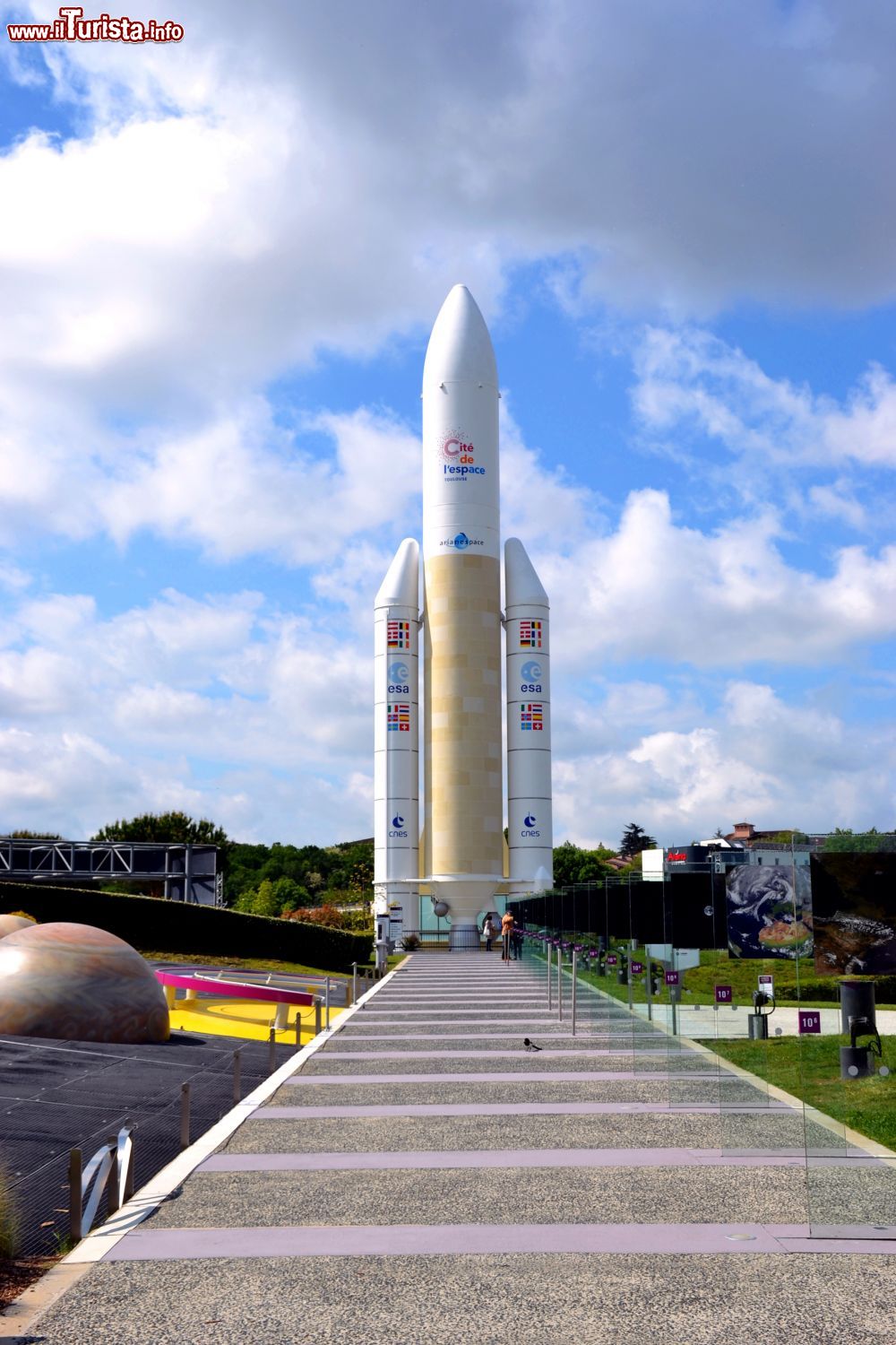Immagine Una copia del razzo Ariane 5 esposta nel giardino della Città dello spazio di Tolosa. Il vettore misura 53 metri d'altezza.