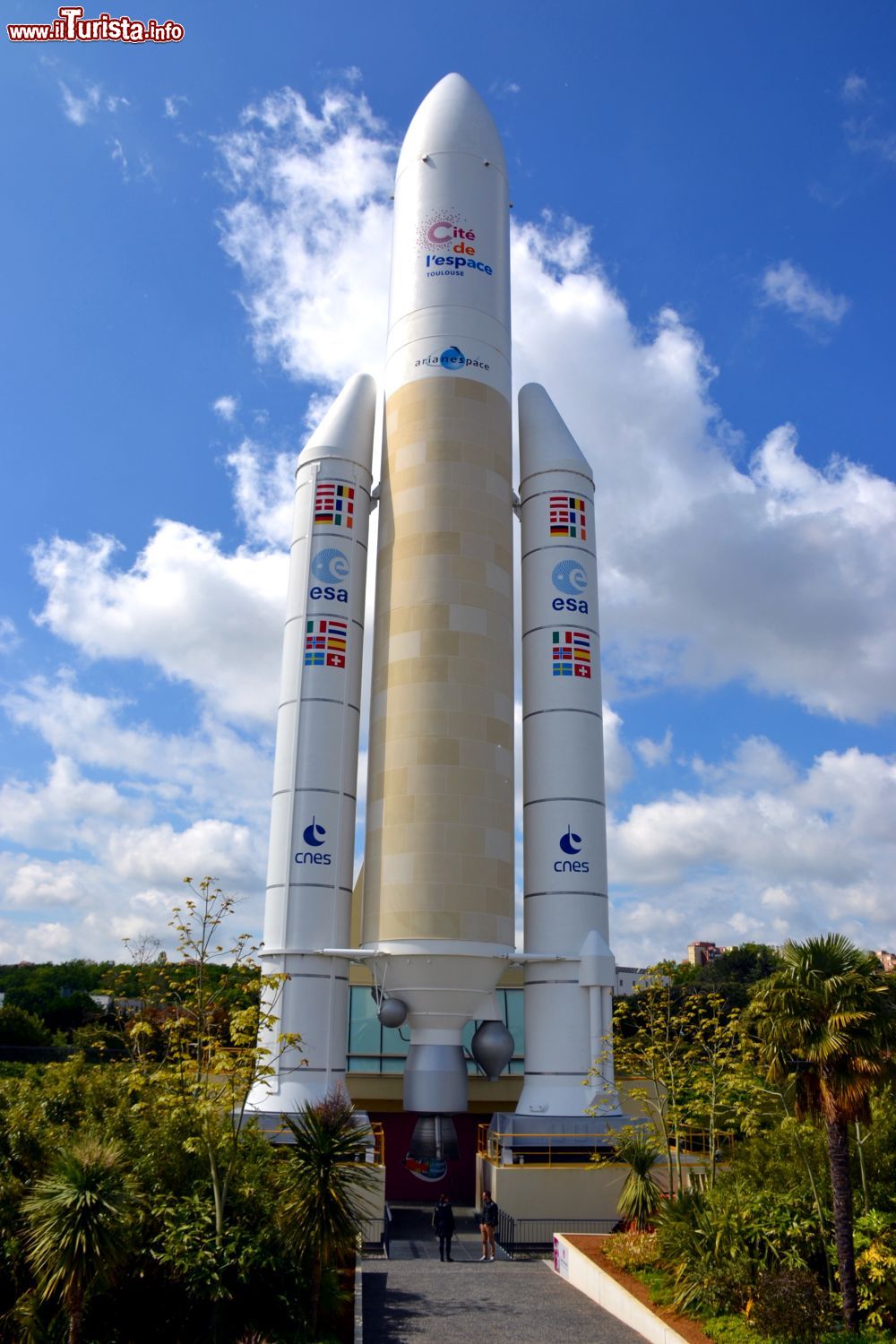 Immagine Una riproduzione a grandezza naturale del razzo Ariane 5 nel parco della Cité de l'espace di Toulouse.