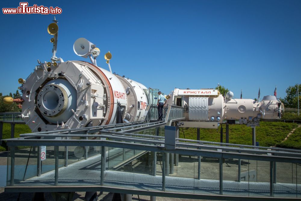 Immagine Toulouse: la stazione spaziale MIR dove gli astronauti si sono addestrati prima di partire per lo spazio - foto copyright Cité de l'espace