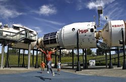 La stazione spaziale russa MIR esposta sul piazzale della Città dello Spazio di Tolosa - foto copyright Cité de l'Espace