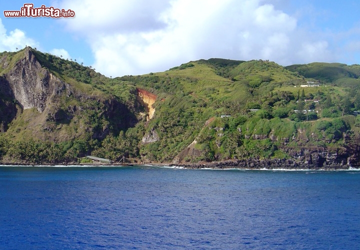 La Capitale piu piccola e meno popolosa del mondo è... Admstown, Pitcairn.
Le Isole Pitcairn si trovano nel Pacifico meridionale e hanno una popolazione di soli 48 abitanti, tutti residenti nella capitale Adamstown, che si può fregiare quindi del titolo di capitale più piccola e meno popolata del mondo. Tra l'altro il numero è in costante diminuzione a causa dei flussi migratori verso la Nuova Zelanda, che offre molto di più rispetto alle minuscole isole. Da notare che quasi tutti i residenti di Adamstown, discendono dall'equipaggio del Bounty il mercantile britannico, famoso per il suo ammutinamento, i cui membri dell'equipaggio si stabilirono su queste isole nel lontano 1790. Foto @wikipedia