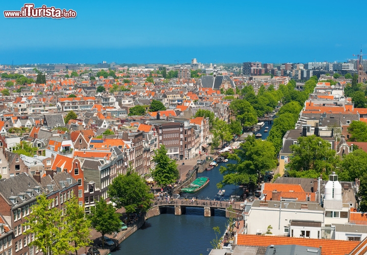 La Capitale piu bassa del mondo è... Amsterdam, Paesi Bassi.
A 2 metri sotto il livello del mare, Amsterdam in Olanda è imbattibile in quanto a “bassezza”, ma di altissimo livello sono i suoi monumenti e le testimonianze storico-artistiche che costellano il centro. Ricamata di canali e di ponti, la capitale olandese porta i segni di un passato fiorente, è sempre animata da eventi culturali e mostre d’arte, ed è famosa per i suoi coffe shop, che attirano i curiosi in cerca di un pizzico di trasgressione. Mentre visitate il Museo Van Gogh o il Begijnhof (letteralmente il “cortile delle beghine”) ricordate che state camminando 2 metri al di sotto del Mare del Nord. Foto ©SergiyN