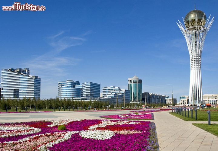 La capitale piu fredda del mondo è... Astana, Kazakistan. 
Pur non essendo particolarmente settentrionale, la nuova capitale del Kazakistan, che non da molto ha sostituito la precedente Almaty, vanta un record di circa -52 °C, questo perchè si trova a tiro delle correnti Siberiane che in inverno dominano le regioni centrali dell'Asia. Astana detiene quinidi il record assoluto delle temperature minime tra le capitali, ma come medie complessive viene superata da Ulan Bator in Mongolia, che però si trova ad una quota superiore di circa 1.000 metri, cosa che fornisce un aiuto in più a tenere basse le temperature, specie quelle massime. Ma come record assoluto delle minime, la capitale della Mongolia si ferma ad uno “scarso” -49 °C. Foto ©Stefan Baum