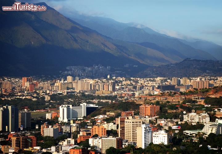 La capitale più malfamata del mondo è... Caracas, Venezuela. 
E' uno di quei primati di cui ciascun sindaco farebbe tranquillamente a meno. Ma purtroppo le statistiche parlano chiaro: Caracas detiene il più alto numero di omicidi del pianeta, 130 assassinati ogni 100.000 residenti, un valore più che doppio rispetto alle altre capitali più malfamate del pianeta. Se avete un viaggio in programma in Venezuela e che include un pò di temp a Caracas, è necessario informarmi prima su quali sono le strade da evitare, e uno dei consigli che possiamo darvi è cercare di non dare nell'occhio come abbigliamento e dotazione di accessori come telefoni, macchine fotografiche e videocamere, specialmente se frequentate le zone vicino alla stazione centrale degli autobus. Non parliamo poi delle periferie montagnose, a nord della città, dove si aprano sterminate bidonvilles dove la vita umana non vale nulla e dove un turista verrebe sbranato in pochi secondi! Foto ©irabassi 