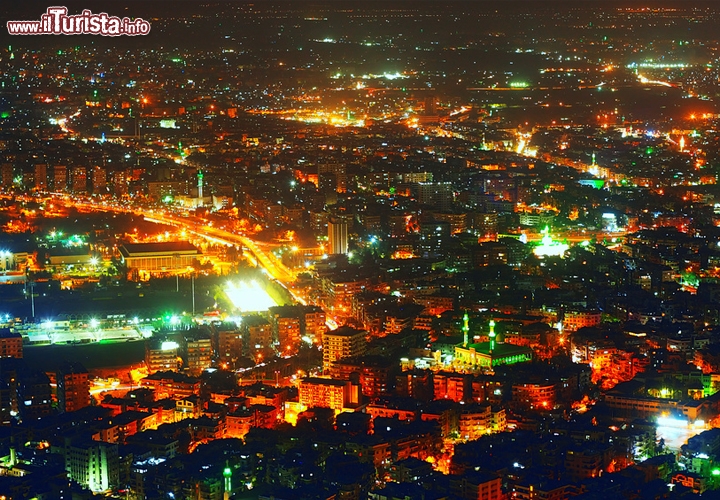 La capitale piu antica del mondo è... Damasco, Siria. 
Non è stata la prima città della storia, ma Damasco è la più antica tra le capitali ancora esistenti e abitate. La capitale della Siria, infatti, non fu mai abbandonata dal lontano II millennio a.C., quando nacque insieme alle grandi civiltà mesopotamiche. Oggi conta 1 milione e 600 mila abitanti, ed è la seconda città più popolosa del paese dopo Aleppo. Il suo lungo passato le conferisce un fascino unico, fatto di testimonianze storico-artistiche che si perdono nella notte dei tempi e rievocano un periodo mitico, dove leggenda e realtà si confondono. Bizantina, poi araba e ottomana, protagonista di contese e grandi conquiste culturali, Damasco ha la bellezza delle cose antiche, così antiche da sembrare immortali. Foto  ©Dudarev Mikhail