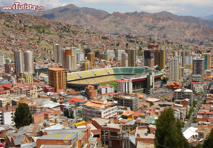 La capitale più alta del mondo è... La Paz, Bolivia. 
Anche se si tratta di una "Capitale de facto" (la vera capitale è Sucre mentre La Paz ospita il palazzo presidenziale e il parlamento), chi soffre di vertigini lasci perdere La Paz, in Bolivia, abbarbicata a un’altitudine media di ben 3600 metri. Incastonata in un canyon che ricorda il paesaggio lunare, brullo e scarsamente ossigenato, La Paz si spalma sulla montagna coprendo un dislivello di un chilometro. È un saliscendi colorato di case, chiese e bancarelle del mercato, dove incontrerete a passeggio distinti uomini d’affari, donne dalle sottane ampie ma anche povera gente che mendica agli angoli di strada. Contrasti toccanti che accrescono il fascino surreale di una città magica, sospesa ad altissima quota, laddove nessuno credeva di poter trovare una metropoli. A vegliare sull’abitato – che sembra un mare di case a un balzo dal cielo – c’è la vetta imponente dell’Illimani, alta quasi 6500 metri.
Se invece La Paz viene subordinata a Sucre, nel ruolo di capitale, città che si trova a 2.810 metri di altitudine, allora la cpaitale più alta del Mondo diventa la città di Quito in Ecuador, all'altitudine di 2.850 metri sul livello del mare! Foto ©Dmitry Berkut