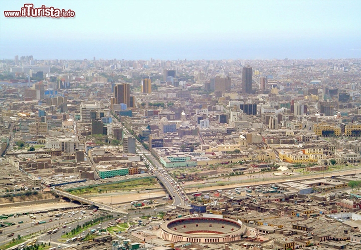 La capitale piu secca del mondo è... Lima, Perù.
Al contrario Lima, capitale del Perù, è la città meno piovosa del mondo, caratterizzata da un clima davvero singolare. L’acqua fortunatamente non le manca: sorge sull’Oceano Pacifico (comprende 130 km di spiagge), nella valle del fiume Rìmac, ed è incorniciata dai fiumi Chillón, Surco e Lurín. Anche il tasso di umidità è elevato, e dà origine a nebbie dense e persistenti. Ciò che manca sono le vere e proprie precipitazioni, a causa della situazione geografica di Lima: la fredda corrente di Humboldt e la presenza delle Ande fanno sì che nuvole basse e spesse gravitino sempre sulla città, impedendo il passaggio della luce solare e la formazione di cumulonembi a sviluppo verticale… in poche parole, quelli che scatenerebbero i temporali. Ecco perché le precipitazioni sono scarsissime – neppure 10 mm all’anno – e si presentano tutt’al più sotto forma di pioviggine o, per dirla alla peruviana, di garùa. Foto @wikipedia