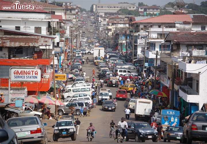 La capitale più piovosa del mondo è... Monrovia, Liberia.
Ma la regina delle piogge è Monrovia, capitale della Liberia, nell’Africa occidentale sub-sahariana. Situata lungo la costa, bagnata dall’Oceano Atlantico e dal fiume Mesurado, è un grande porto di 600 mila abitanti, che vanta qualche attrattiva turistica ma soprattutto un elevatissimo tasso di umidità. Portate sempre con voi l’ombrello o l’impermeabile, perché Monrovia totalizza oltre 5000 mm di pioggia ogni anno, soprattutto nel periodo che va da maggio a ottobre, il monsone umido quando raggiunge un’umidità del 90-95%. Foto @wikipedia