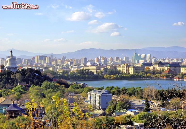 La capitale piu popolosa del mondo è... Pechino, Cina.
Con quasi 20 milioni di abitanti Beijing, capitale della Cina, si aggiudica il titolo di più popolosa. venti milioni di anime racchiuse in una superficie poco più ampia della metà del Belgio, brulicanti per le strade pechinesi a ogni ora del giorno e della notte, a piedi, in macchina o in bicicletta. Ecco perché i palazzi sono così alti, concentrati, simili ad alveari dove lo spazio va ottimizzato al massimo, e per lo stesso motivo l’amministrazione cittadina sta cercando di incentivare l’utilizzo dei mezzi pubblici e gli spostamenti ecologici, come una bella passeggiata o pedalata. Altrimenti l’inquinamento va alle stelle: più siamo, più pesiamo sul pianeta, e Pechino ne è la dimostrazione. Foto ©claudiozacc