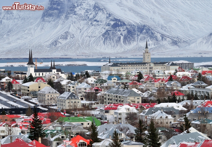 La capitale piu settentrionale del mondo è... Reykjavìk, Islanda.
Tutt’altro scenario si presenta a Reykjavik, la capitale islandese. Centro culturale, economico e politico del paese, è generosa di testimonianze storiche, facoltà universitarie, teatri e musei, come si addice a un’impeccabile capitale d’occidente. La sua latitudine, 64°08'N, ne fa la capitale di stato più settentrionale del mondo, ma il primato più ammirevole va al suo spirito ecologico. L’obiettivo è chiaro - essere la città più sostenibile del mondo - e si sta avverando grazie all’abbondanza naturale di fonti di energia geotermica, e a un’attenta politica di utilizzo di energia pulita, a impatto ambientale quasi nullo. Gli autobus sono solo una delle trovate eco-friendly di Reykjavìk, che contribuiscono a preservare il paesaggio splendido dell’Islanda. Solo così i ghiacciai, i vulcani, le cascate e i fiordi di questa terra magica possono essere apprezzati in tutto il loro splendore, senza il rischio di guastarli per sempre. Foto ©fgeoffroy 
