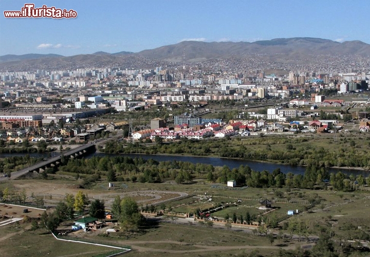 La capitale più inquinata del mondo è... Ulan Bator, Mongolia.
Eppure il titolo di capitale più inquinata non va a Pechino ma a Ulan Bator, in Mongolia. Situata sul fiume Tuul, alle pendici del monte Bogd Han uul, se ne sta a quota 1.350 metri ma non gode dell’aria salubre tipica dell’alta montagna. Le linee guida dell’Oms (Organizzazione Mondiale per la Sanità) fissano a 20 microgrammi di particelle fini per metro cubo la soglia di inquinamento tollerabile nell’aria, ma sempre più spesso, in molte città del mondo, questo limite viene ampiamente superato. La Mongolia, in generale, registra una concentrazione media annua di 279 mcg/m3, con particolare concentrazione proprio nella capitale. È un record che costa caro: pare che ogni anno il particolato faccia oltre 2 milioni di vittime in tutto il mondo, per colpa di vecchie automobili molto inquinanti e del riscaldamento a carbone. Se si aggiunge il titolo di capitale mediamente più fredda del mondo, Ulan Bator appare tutt’altro che ospitale. Non mancano siti storici degni di nota, ma bisogna ammettere che almeno in inverno, tra le varie capitali del pianeta, questa non sia proprio la più appetibile. Se in luglio e agosto si può sperare in una temperatura media massima di circa 20°C, la media di gennaio è -20°C ma può scendere ulteriormente. Il tepore estivo, insomma, è flebile e fugace: la temperatura media annua, rassegnatevi, è di circa -1°C. Foto @wikipedia