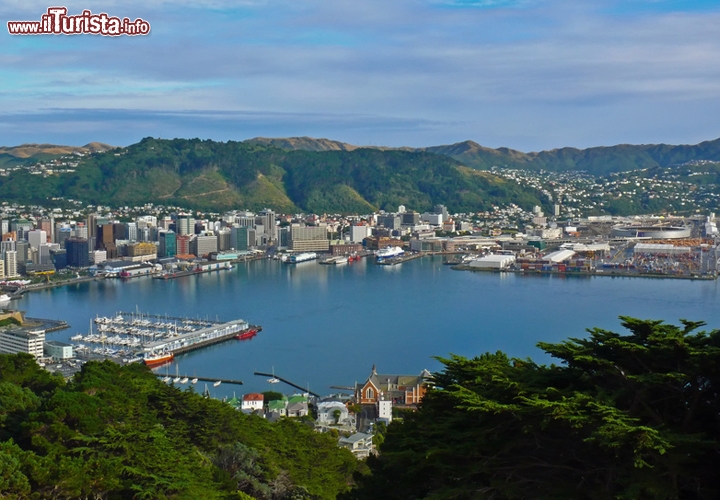 La capitale piu meridionale e remota del mondo è... Wellington, Nuova Zelanda.
Con una latitudine di 41°16′00″S Wellington, capitale della Nuova Zelanda, è la più meridionale del pianeta. Situata nella parte sud-occidentale dell’Isola del Nord, tra la zona di Rimutaka e lo Stretto di Cook, è anche la capitale più remota del mondo, ovvero più lontana da qualsiasi altra capitale mondiale. La più vicina è Canberra, a ben 2350 km di distanza! Tuttavia l’aggettivo “remoto” non deve trarvi in inganno: Wellington è tutt’altro che un regno sperduto nella natura selvaggia neozelandese, ai limiti del mondo conosciuto, bensì una metropoli in piena regola, con piazze gremite, teatri, musei, caffè e locali vivaci. Per uno scenario più esotico vi basterà andare fuori città: tutt’intorno si estendono oltre 500 kmq di parchi e foreste.