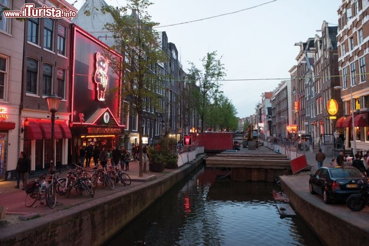 Immagine Oudezijds achterburgwal, il canale nel quartiere a luci rosse di Amsterdam - ©NBTC Holland Media Bank