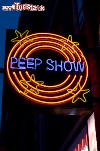 Immagine Insegna di un locale Peep Show ad Amstedam - ©NBTC Holland Media Bank
