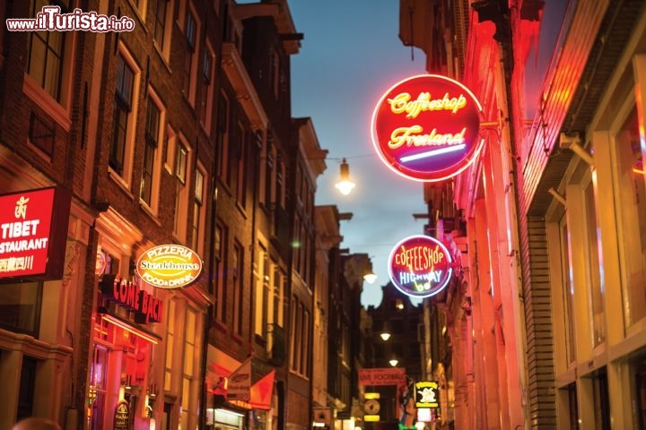 Immagine Insegne nel redlight district di sera - ©NBTC Holland Media Bank