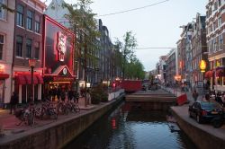 Oudezijds achterburgwal, il canale nel quartiere a luci rosse di Amsterdam - ©NBTC Holland Media Bank