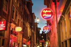 Insegne nel redlight district di sera - ©NBTC Holland Media Bank