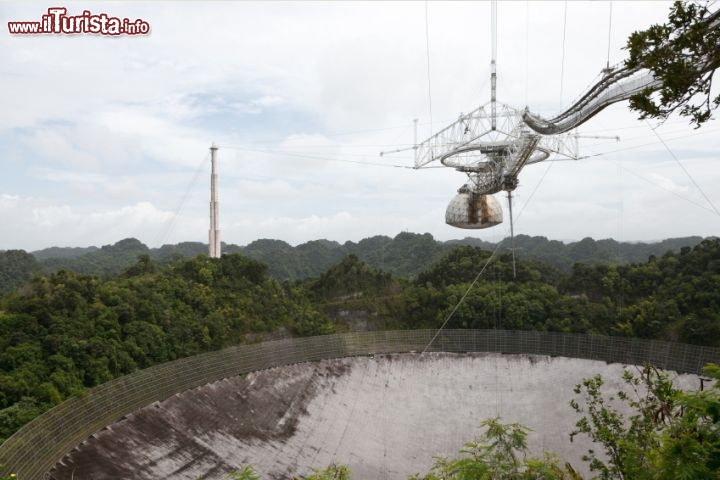 Arecibo, Portorico / Dove è stato girato il film Agente 007 - GoldenEye
È del 1986 il diciassettesimo film sulle avventure di James Bond, questa volta interpretato per la prima volta da Pierce Brosnan: si tratta di Golden Eye, che vede l’agente 007 e il collega 006 impegnati a distruggere un complesso sovietico per la costruzione di armi chimiche. L’inizio della vicenda è all’ultimo respiro, con una mirabolante scena d’azione sulla diga di Verzasca, in Svizzera, vicino a Locarno, mentre altre scene mostrano il grande Radiotelescopio di Arecibo, nell’isola di Porto Rico, situato a una quindicina di chilometri dalla città di Arecibo. Conosciuto come National Astronomy and Ionosphere Center, il radiotelescopio mostrato nel film è l’attrazione più famosa di Arecibo, città bagnata dall’Oceano Atlantico fondata a metà del Cinquecento dai coloni spagnoli. Le sue dimensioni sono enormi: incastonato in un avvallamento naturale, il corpo principale ha un diametro di oltre 300 metri e l’antenna è ricoperta da 38.778 pannelli di alluminio. E' il radiotelescopio più grande del mondo.  All’osservatorio sono state compiute importanti scoperte scientifiche, ma è stato anche utilizzato per scopi militari. Per maggiori informazioni www.naic.edu. © Brian Negin / iStockphoto LP.