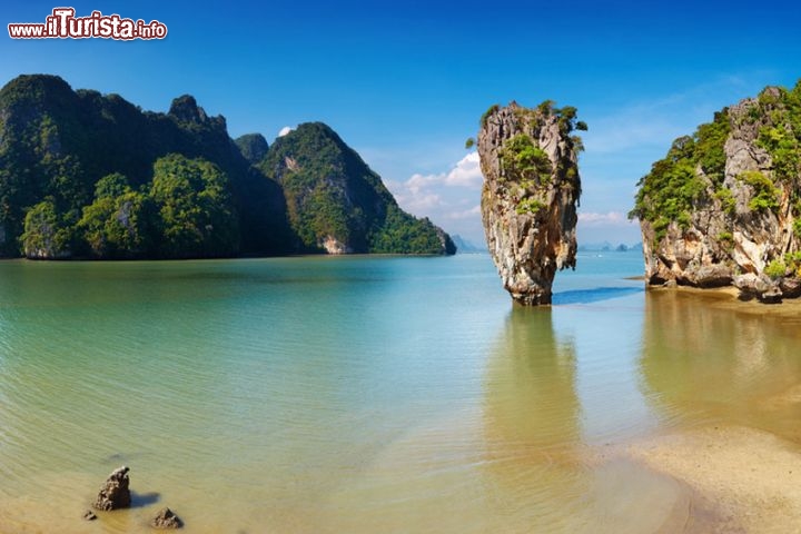 Baia di Phang Nga, Thailandia / Dove è stato girato il film Agente 007 - L'uomo dalla pistola d'oro
Beirut, Hong Kong, Bangkok e la Baia tailandese di Phang Nga sono solo alcuni degli scenari che compaiono ne L’uomo dalla pistola d’oro, seconda performance di Roger Moore nei panni di James Bond datata 1974. Proprio la Baia di Phang Nga, situata in prossimità di Khao Lak nella Tailandia meridionale, non è solo tra i luoghi più belli presenti nella celebre saga, ma è forse uno degli angoli più magici del mondo. Uno specchio d’acqua di 400 kmq esteso tra l’isola di Phuket e la terraferma, che dal 1981 comprende l’area protetta dell’Ao Phang Nga National Park. Scivolando in canoa accanto all’isola di Kho Tapu, soprannominata non a caso “James Bond Island”, resterete senza fiato al cospetto di centinaia di picchi calcarei affioranti dall’acqua, talvolta alti più di 100 metri. La zona, che diecimila anni fa non era invasa dal mare, nasconde siti archeologici e un sistema di caverne mozzafiato. Per una pausa caratteristica fermatevi a pranzare sulle palafitte di Kho Panyi, antico villaggio di pescatori. © Dmitry Pichugin - Fotolia.com