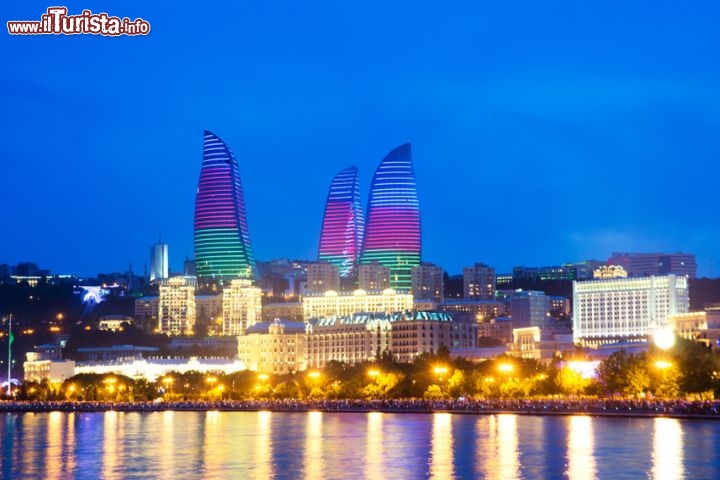Baku, Azerbaigian / Dove è stato girato il film Agente 007 - Il mondo non basta
Nell’episodio del 1999 Il mondo non basta, il protagonista Pierce Brosnan è affiancato, tra gli altri, da Sophie Marceau e Desmond Llewelyn, e una piccola parte è interpretata da Maria Grazia Cucinotta. Tra gli scenari del film si riconoscono l’Eilean Donan Castle scozzese (usato anche per Highlander – l’ultimo immortale) e il Millennium Dome di Londra, e varie scene sono state girate a Baku, capitale, città più grande e maggiore porto dell’Azerbaigian. Qui ed ad Istanbul, Bond sventerà il diabolico piano di Elektra King di sabotare il mercato mondiale del petrolio. La particolarità di Baku sta nella sua anima composita: situata sul litorale sud della penisola di Abseron, è composta da vari nuclei molto diversi tra loro, ad esempio il centro, la parte risalente all’epoca Sovietica e la cosiddetta Città Vecchia. Quest’ultima, che occupa un’area di 21 ettari, merita sicuramente una visita: incorniciata dalle antiche mura, impreziosita dalla Torre della Vergine e dal Palazzo degli Shirvanshah, è stata dichiarata Patrimonio dell’Umanità dell’UNESCO nel dicembre del 2000. Gli hammam, le piccole moschee e i palazzi storici che costellano il dedalo intricato di viottoli fanno della vecchia Baku un gioiello dal sapore orientale. © Elnur / fotolia.com