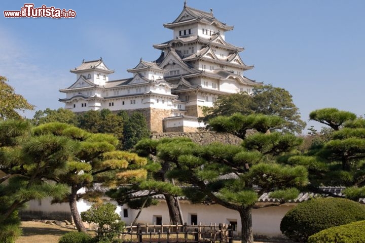 Castello di Himeji, Giappone / Dove è stato girato il film Agente 007 - Si vive solo due volte
Il quinto episodio della serie, Si vive solo due volte, è del 1967 e porta James Bond in Giappone. Quando i Servizi Segreti britannici fiutano l’ennesimo complotto della SPECTRE, che vuole scatenare una guerra tra Stati Uniti e Unione Sovietica, mandano l’agente 007 a indagare su un’isola vulcanica giapponese. Nella realtà si trovano a Himeji, vicino a Kobe dove sorge un antico castello risalente al XIV secolo e dichiarato Patrimonio dell’Umanità dell’UNESCO; nel film il castello diventa la base di addestramento dei ninja e di Tiger Tanaka, complice di James Bond. Se avete in programma un viaggio a Himeji, nella prefettura giapponese di Hyogo, non perdete l’imponente edificio militare del 1300, cui venne aggiunto il maschio centrale nel 1601. Di un bianco brillante, il castello di Himeji cela un suggestivo dedalo di stradine che conducono al maschio, e insieme ai castelli di Kumamoto e Matsumoto è tra i più belli e famosi del paese. © mmette - Fotolia.com