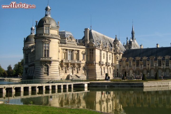 Castello di Chantilly, Francia / Dove è stato girato il film Agente 007 - Bersaglio mobile
E' l’ultimo film in cui Roger Moore veste i panni di James Bond, per portarlo a spasso tra la Siberia e la Francia (tra cui Parigi) affiancato da Miss Moneypenny, interpretata da Lois Maxwell. Uscito nel 1985, il film è particolarmente adrenalinico e a tratti violento, tanto che Moore, alla fine dei lavori, si disse ormai troppo vecchio per una simile impresa (aveva 57 anni). Mentre le scene d’azione in Siberia furono in realtà girate in Islanda, e lo schianto dell’elicottero su un iceberg fu simulato con un modellino, gli scenari francesi del film sono veramente francesi. Prendete spunto da Bond e andate a visitare il Castello di Chantilly, nell’omonima località della Piccardia, nel nord della Francia, immerso in un giardino lussureggiante. Il castello è sede del Musée Condé, che raccoglie 1500 documenti manoscritti, 30 mila libri e dipinti di Poussin, Veronese, Botticelli, Raffaello e altri grandi artisti, ma anche, dal 1982, del Museo Vivente del Cavallo. Per maggiori informazioni www.chateaudechantilly.com - © Crobard / iStockphoto LP.