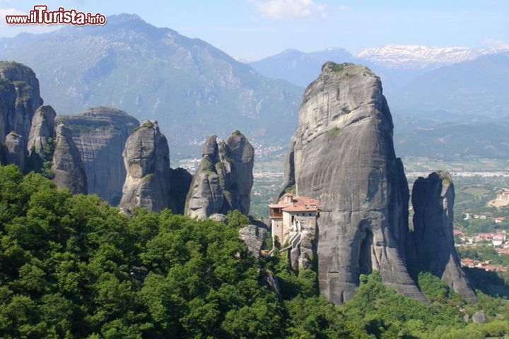 Meteora, Grecia / Dove è stato girato il film Agente 007 - Solo per i tuoi occhi
Il dodicesimo film di James Bond, Solo per i tuoi occhi, è tratto dall’omonima raccolta di racconti di Ian Fleming. Uscito nel 1981, interpretato ancora una volta da Roger Moore e diretto da John Glenn, fu in parte girato nella bella Cortina d’Ampezzo (BL), a Dobbiaco (BZ), sull’isola di Corfù e in Albania. La ciliegina sulla torta è però in Grecia, a Meteora, riservata alla scena finale del film: un luogo paradisiaco di guglie verticali da dove Roger Moore si esisbisce in una scalata mozzafiato, accanto a Kalambaka, nella pianura della Tessaglia, dichiarato Patrimonio dell’Umanità dell’UNESCO per la natura spettacolare e il gran numero di monasteri abbarbicati sulle rocce. Fondato nell’XI secolo, quando i primi eremiti scelsero di stabilirsi tra questi dirupi scoscesi, oggi è il complesso monastico più grande del mondo dopo quello del Monte Athos. Nel film ha un ruolo particolarmente importante il monastero di Aghia Triada, anche se le scene d’interno sono state girate in studio per il rifiuto dei monaci che protestarono cercando di rovinare le riprese con panni stesi alle finestre. Per gli esterni fu costruito un finto monastero su di un cocuzzolo libero. © Karl-Heinz Strüdel - Fotolia.com