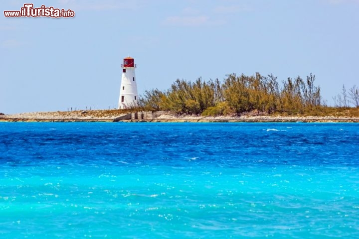 Paradise Island, Bahamas / Dove è stato girato il film Agente 007 - Thunderball: Operazione tuono
Thunderball: operazione tuono è il quarto episodio della serie firmata Fleming, girato nel 1965, che vede Sean Connery ancora una volta alle prese con un criminale della SPECTRE, intenzionato a far esplodere due bombe nucleari se non riceverà una somma di 100 milioni di sterline. Nonostante la trama da brivido, l’ambientazione è idilliaca: Paradise Island, prima conosciuta come Hog Island, è un’isola delle Bahamas al largo della città di Nassau, a sua volta situata al margine settentrionale dell’isola di New Providence. Oltre ad essere un’ottima meta marittima e naturalistica, l’isola è famosa per la presenza dell’Atlantis Paradise Island, un lussuoso resort e parco tematico dedicato all’oceano e alla leggendaria città di Atlantide. Ha aperto ufficialmente solo nel 1998, per cui James Bond non avrebbe potuto visitarlo. Decidete voi stessi se si è perso qualcosa… per informazioni www.atlantis.com. Non tutti sanno poi che Sean Connery rischiò la vita in un paio di occasioni, quando dovette nuotare con degli squali delle Bahamas, e le protezioni si rivelarono...insufficienti... ©Elizabeth Parker / iStockphoto LP.