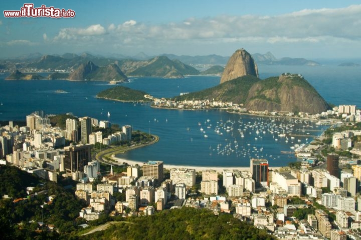 Rio de Janeiro, Brasile / Dove è stato girato il film Agente 007 - Moonraker - Operazione spazio
In Moonraker - Operazione spazio, del 1979, a sparire è uno space shuttle, e a cercarlo è nuovamente l’ormai consolidato Roger Moore. Le avventure dell’agente britannico si svolgono, questa volta, tra Los Angeles e Venezia, il Guatemala e le cascate Iguazu, ma anche in Brasile, sulla spiaggia di Copacabana e nel centro di Rio de Janeiro. Proprio Rio de Janeiro può rivelarsi una meta di viaggio molto interessante se amate il folclore, le atmosfere latino-americane e i contrasti vivaci. La metropoli, simboleggiata dalla statua di Cristo Redentore in cima al monte Corcovado, è famosa per la spiaggia di Ipanema (oltre alla già citata Copacabana), per il Pan di Zucchero e la sua lunga funivia, e soprattutto per il coloratissimo carnevale che in febbraio, per quattro giorni, porta musica e danze in tutta la città. In più, nei prossimi anni, Rio sarà protagonista di eventi internazionali importanti: nel 2013 ospiterà la Giornata Mondiale della Gioventù, nel 2014 la finale dei Mondiali di calcio, nel celebre stadio di Maracanà, e nel 2016 sarà la volta delle XXXI Olimpiadi. © Celso Diniz / fotolia.com