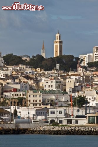 Tangeri, Marocco / Dove è stato girato il film Agente 007 - Zona pericolo
A portarci in Marocco, a Tangeri, è un James Bond rinnovato: quello di Zona pericolo, film del 1987, interpretato dal gallese Timothy Dalton. Uscito in occasione del 25mo compleanno della serie cinematografica, l’episodio risulta particolarmente fedele alle atmosfere descritte da Fleming, soprattutto grazie al nuovo attore protagonista, duro, elegante e professionale. Altre location del film sono Vienna e Bratislava, ma Tangeri è la più affascinante, con la sua storia millenaria intrecciata da fenici, cartaginesi, romani, arabi e tante altre civiltà. Incastonata nel nord del Marocco, popolata da 700 mila abitanti circa, la città portuale merita una visita per la sua vivacità e i suoi monumenti. Da non perdere Dar el Mandoub, antica dimora aristocratica trasformata dal miliardario Forbes in un museo, con centinaia di migliaia di soldatini di piombo disposti a rievocare le grandi battaglie del passato. Oggi è una “dar Diaf”, un luogo di accoglienza per le personalità in visita a Tangeri, con magnifici giardini. © Uwe Merkel / iStockphoto LP.