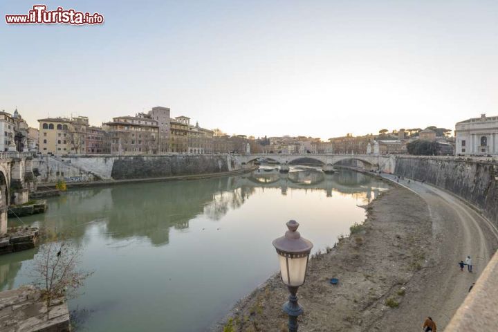 Roma, Italia / Dove è stato girato il film Spectre
Un viaggio da Città del Messico, dove inizia il film, fino in Europa.
Si snoda dallo Zócalo – l'immensa piazza della capitale messicana – e dalle vie del Centro Histórico passando per l'Inghilterra, le Alpi austriache per poi approdare in Italia – e in particolare a Roma – l'ultimo episodio della saga di 007.
In uscita nelle sale italiane il 5 novembre 2015, Spectre è stato presentato a Londra il 26 ottobre. Così come nelle scene ambientate nella città sul Tamigi compaiono alcuni dei principali punti d'interesse turistico – il Big Ben o il London Eye, per citarne alcuni – anche a Roma le riprese che si sono svolte a marzo 2015 ritraggono alcuni dei luoghi più conosciuti della città eterna. Guardando il film, infatti, non si potrà rimanere impassibili osservando gli inseguimenti notturni dell'Aston Martin di James Bond in via Nomentana e sulla banchina del Lungotevere. Le immagini, come sempre ad alto contenuto di adrenalina e spettacolarità, spaziano poi a 360° su molti dei simboli internazionalmente più riconoscibili della città: Castel Sant'Angelo, la Basilica di San Pietro, Piazza Navona e l'immancabile Fontana di Trevi.