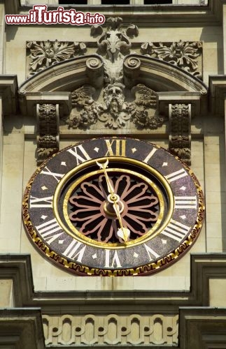 Immagine Vista ravvicinata della facciata con il quadrante dell'orologio dell'Abbazia di Westminster a Londra, punto di riferimento della città e dall'undicesimo secolo sede delle incoronazioni, matrimoni e funerali  - © visitlondonimages/ britainonview