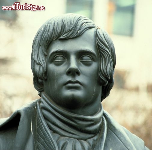 Immagine Statua del poeta Robert Burns all'angolo dell'Abbazia di Westminster  - © visitlondonimages/ britainonview