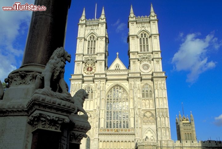 Immagine Capolavoro architettonico, l'Abbazia di Westminster presenta anche uno spettacolo unico di storia britannica, come Il santuario di S. Edoardo il Confessore, le tombe di re e regine, e innumerevoli monumenti. E' stato luogo per ogni incoronazione dal 1066 in avanti e per numerose altre occasioni reali. Oggi è ancora una chiesa dedicata al culto e alla celebrazione dei grandi eventi nella vita della nazione - © visitlondonimages/ britainonview