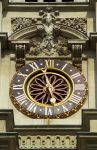 Vista ravvicinata della facciata con il quadrante dell'orologio dell'Abbazia di Westminster a Londra, punto di riferimento della città e dall'undicesimo secolo sede delle ...