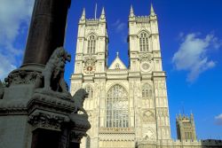 Capolavoro architettonico, l'Abbazia di Westminster presenta anche uno spettacolo unico di storia britannica, come Il santuario di S. Edoardo il Confessore, le tombe di re e regine, e innumerevoli ...