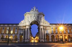 Arco di trionfo sulla Piazza del Commercio di Lisbona, ingresso al centro storico - © ventdusud / Shutterstock.com