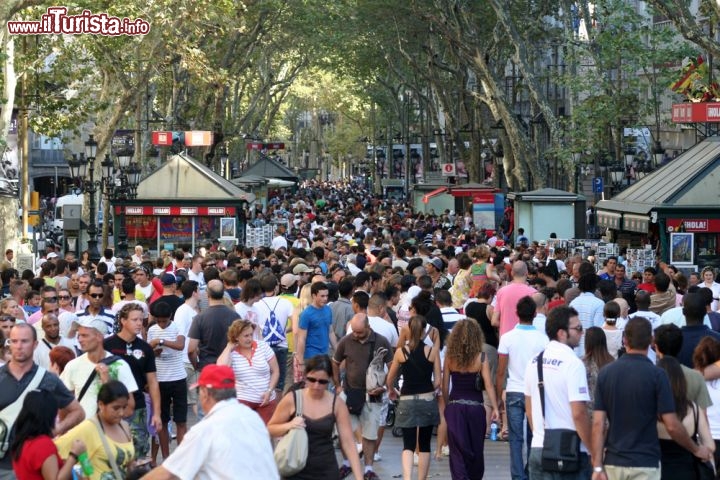 Immagine Le Ramblas a Barcellona sono viali famosi per lo shopping, e dove si può mangiare con una grande scelta di ristoranti e bar per delle semplici tapas. NEl tardo poemriggio e alla sera specie in estate si riempiono all'inverosimile di curiosi e turisti - © Prometheus72 / Shutterstock.com