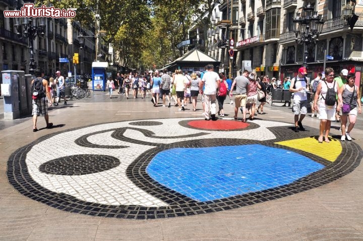 Immagine Il mosaico di Miro, che si trova a Pla de l'Os, sulla Rambla di Barcellona (Spagna) - © nito / Shutterstock.com