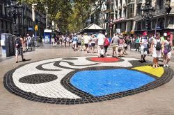Il mosaico di Miro, che si trova a Pla de l'Os, sulla Rambla di Barcellona (Spagna) - © nito / Shutterstock.com