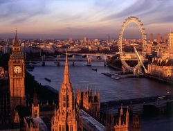 Vista di Londra dalla Victoria Tower una delle due torri delle Houses of Parliament. Big Ben, il Tamigi e la London Eye - visitlondonimages/ britainonview/ McCormick-McAdam