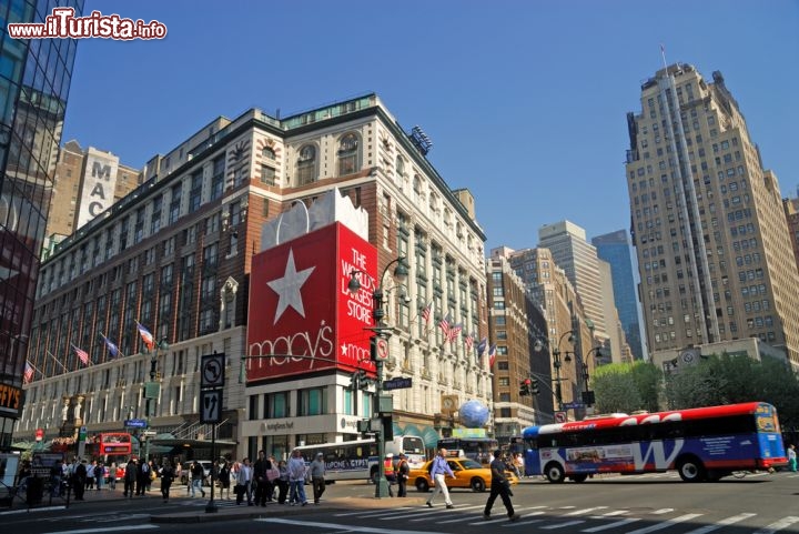 Immagine Macy's su Herald Square, Midtown Manhattan, a New York City, il più grande store del mondo - © Philip Lange / Shutterstock.com
