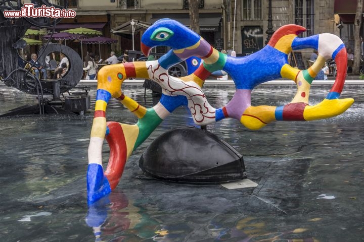 Immagine Fontana Stravinsky (Fontaine des automates / 1983) è una fontana nei pressi del Centre Georges Pompidou a PArigi. Al suo interno 16 sculture multicolore si muovono e spruzzano acqua. Realizzata dallo sculture svizzero Jean Tinguely e dalla moglie Niki de Saint-Phalle rappresentano le opere del compositore Igor Stravinsky. - © Kiev.Victor / Shutterstock.com