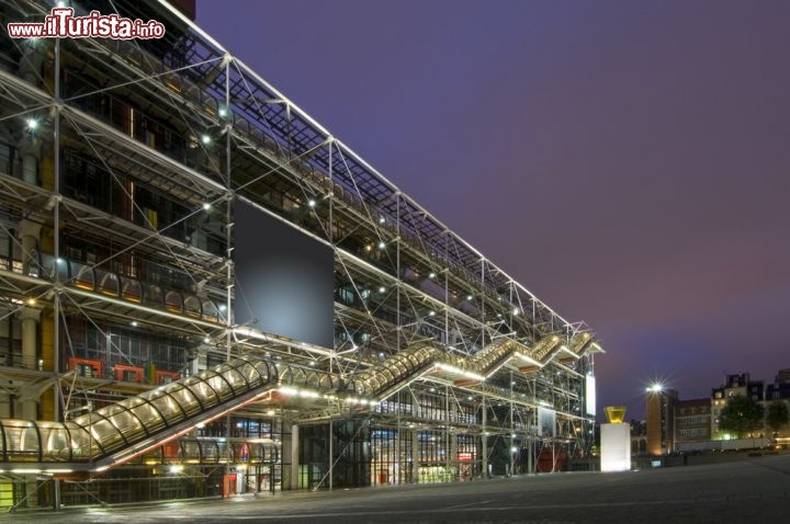 Immagine Piazza Georges Pompidou di sera - © Corepics VOF / Shutterstock.com