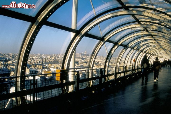 Immagine Vista di Parigi (quartiere Beaubourg) dal Centre Georges Pompidou. Personaggi in un corridoio del Centre Georges Pompidou. Il corridoio porta al  Museo d'Arte Moderna e alla biblioteca. - © Atout France/Hervé Le Gac