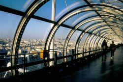 Vista di Parigi (quartiere Beaubourg) dal Centre Georges Pompidou. Personaggi in un corridoio del Centre Georges Pompidou. Il corridoio porta al  Museo d'Arte Moderna e alla biblioteca. - © ...