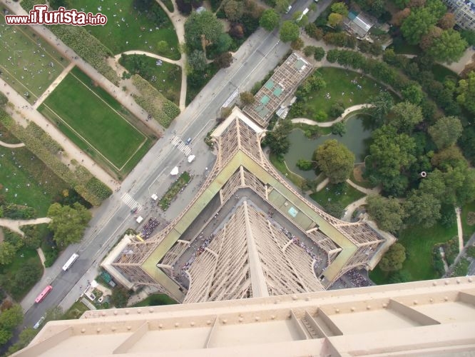 Immagine La vista vertigginosa dalla punta della Torre Eiffel - © Tyler Boyes / Shutterstock.com